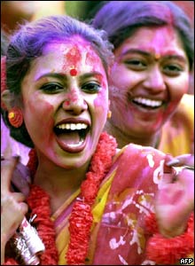 En la fiesta de Holi la gente se echa mutuamente agua y tintes